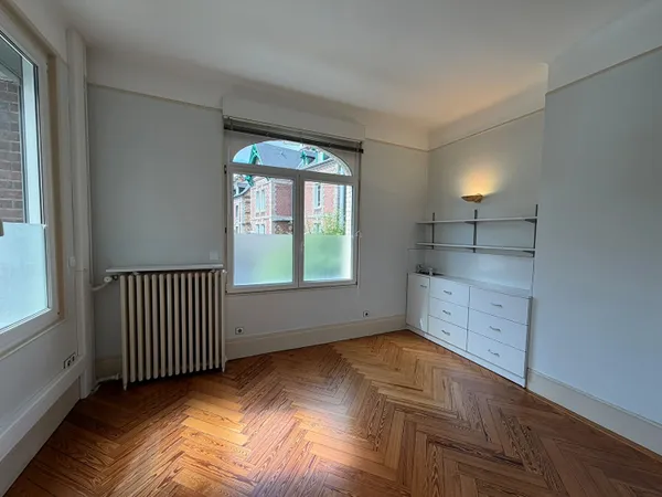 Local industriel 2 pièces 193 m²