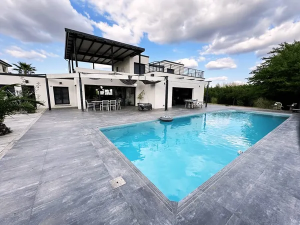Maison 8 pièces 250 m²