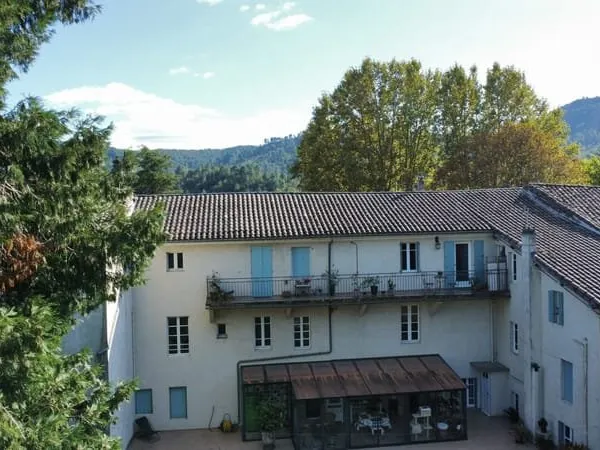 Appartements et grands garages immeuble bourgeois