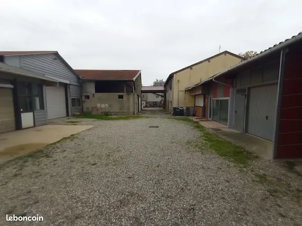Local 2 pièces 400 m²