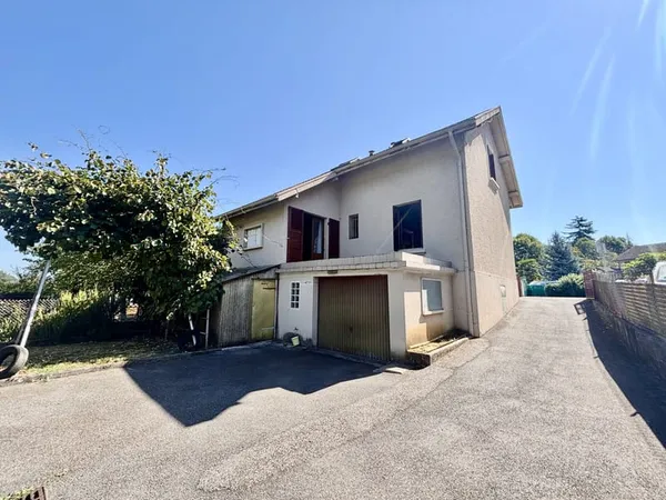 Maison à fort potentiel sur 1 137 m2 de terrain à Cognin