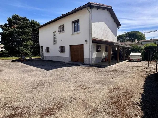 Maison de Ville avec terrain et puit