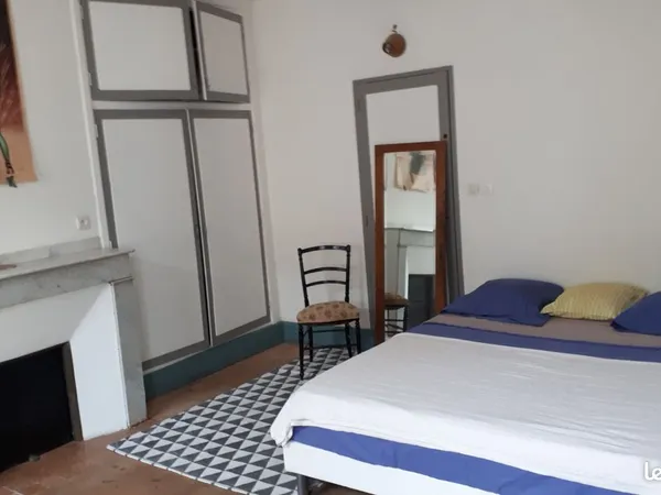 CHAMBRE (18m2) DANS GRANDE MAISON COURT/MOYEN SEJOURS