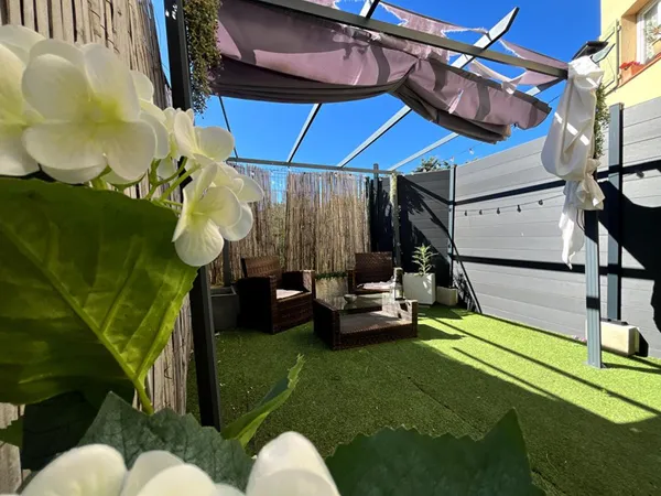 Magnifique appartement studio en rez-de-chaussée avec jardin et une place de stationnement à 200 m d
