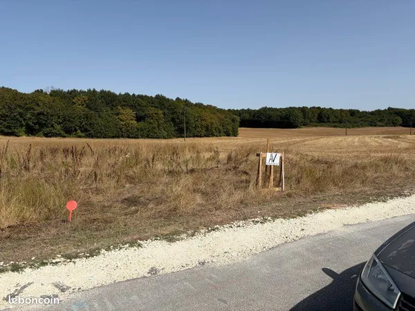 À vendre - Terrain constructible de 758 m² aux Essards (17250)