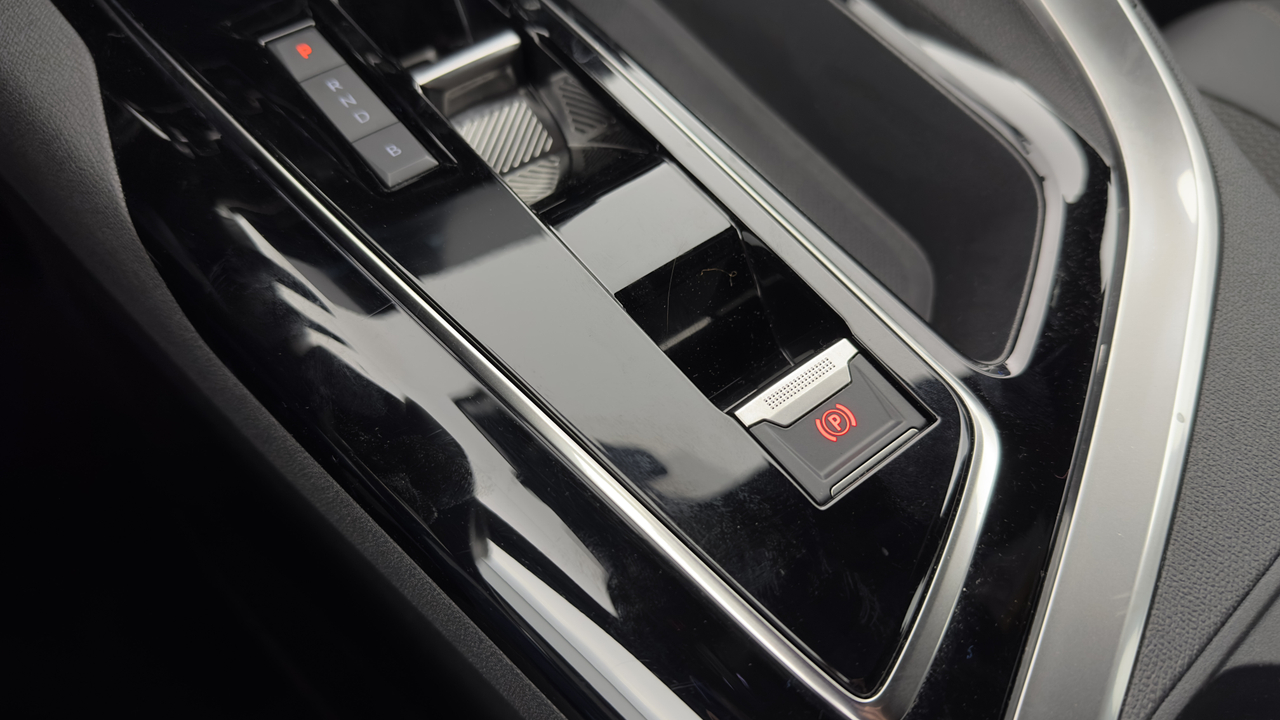 Peugeot 3008 Hybrid 225 e-EAT8 — photo 31