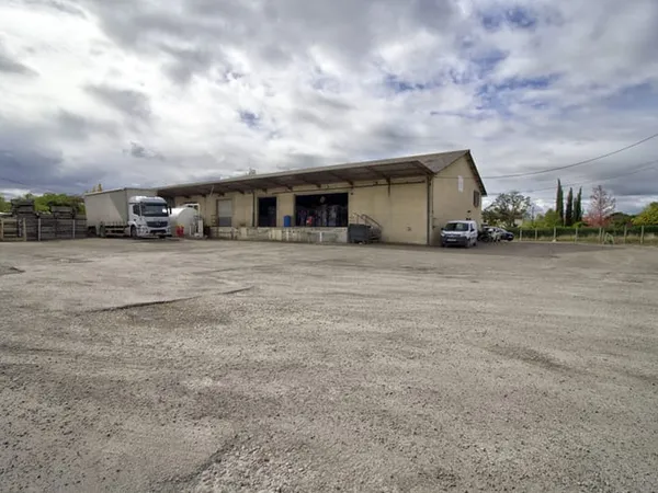 BON ENCONTRE - Deux entrepôts loués sur une parcelle clôturée de 4 000 m²