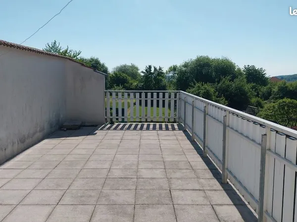 Location F2, terrasse et garage