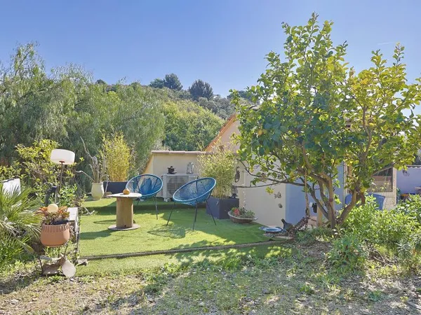 Hyères proche centre villa de charme 120m2 sur 1100m2 de terrain à voir au plus vite.