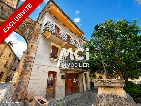EXCLUSIVITE MCI IMMOBILIER Maison de village avec garage et deux balcons au coeur du centre historiq