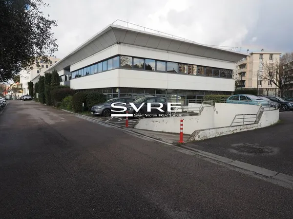 Local professionnel 2538 m²