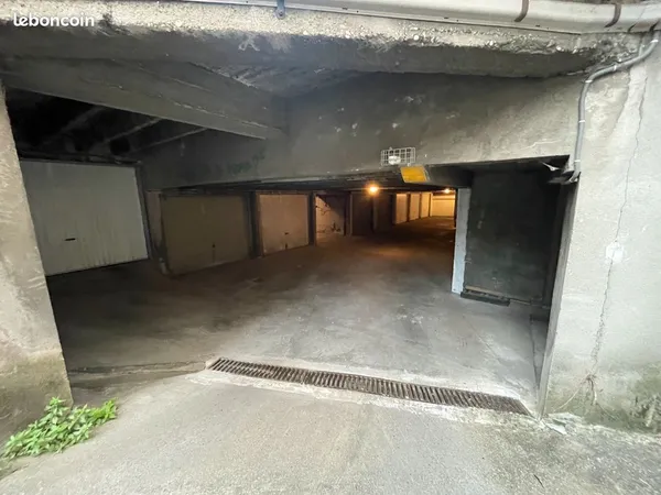 Box / Garage fermé avec électricité - Porte de France / Esplanade
