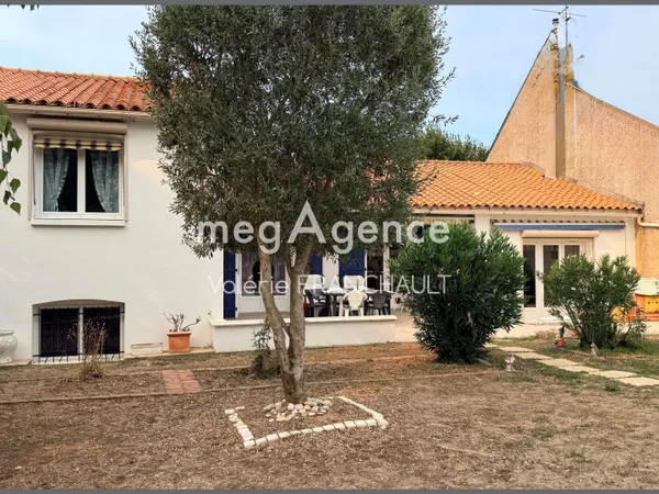 Luçon centre, maison familiale de 140M2 environ avec 5 chambres, jardin et garage.
