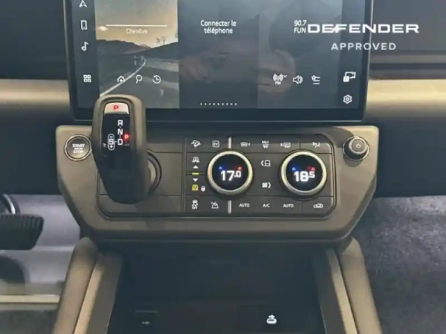 Land Rover Defender 110 2.0 p300e phev x-dynamic hse — photo 11