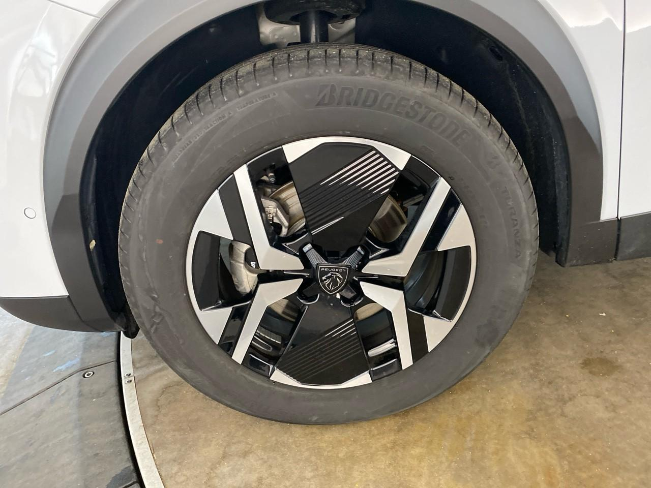 Peugeot 2008 hybrid 145 ch e-dcs6 allure — photo 11