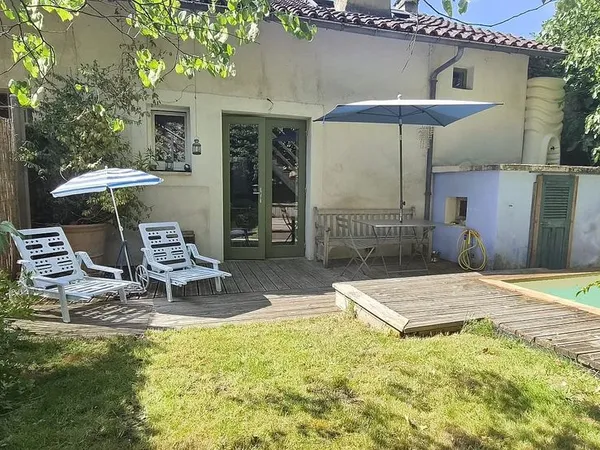 Logement avec jardins et piscine, vue sur le Lot à 5 minutes à pied du centre ville