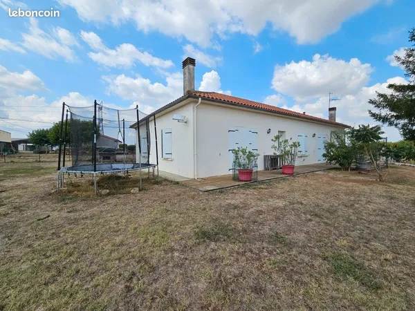 Maison individuelle de plain pied avec grand terrain - 17770 ECOYEUX