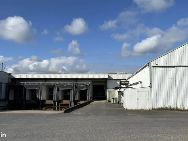 Entrepot avec quai de 1700m2