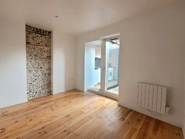 Petit T2 en rez-de-chaussé avec terrasse libre de suite