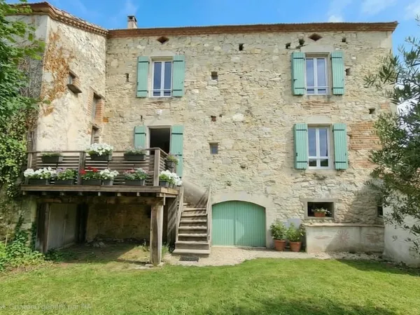 Maison de village indépendante avec annexes et 5400m2 de jar