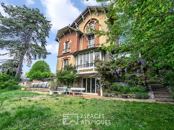 Villa avec vue, piscine et parc arboré, dépendances et maison de gardien
