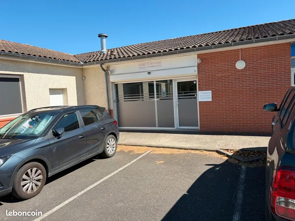 LOCAL PROFESSIONNEL DE 85 m² À LÉGUEVIN (31490) - PARKING