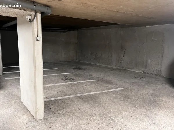 Place moto / scooter - Parking familial sécurisé