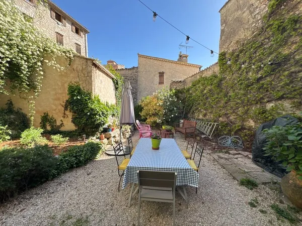 Dans maison de village en copropriété - Logement 5 pièces av