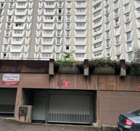 1 garage box fermé 99/mois, à coter de la montée des soldats , libre de suite