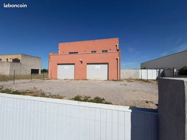 Local dépôt 150m2 terrain 230m2
