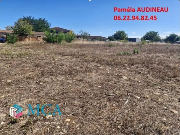 Terrain 700 m²
