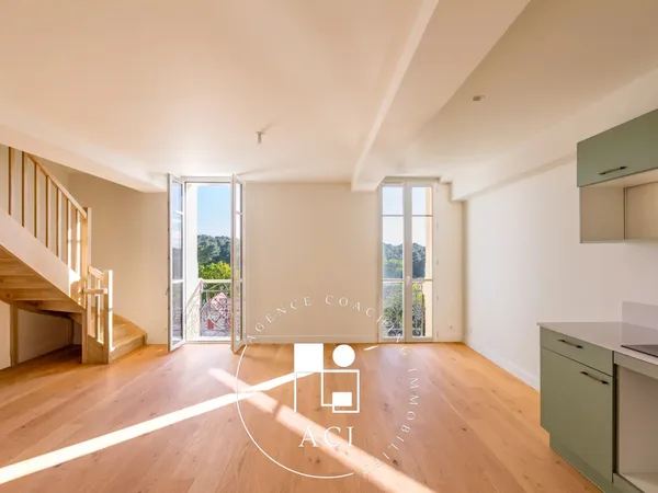 Appartement T5 en dernier étage de le résidence en ville d'hiver à 10 min à pied du centre ville d'A