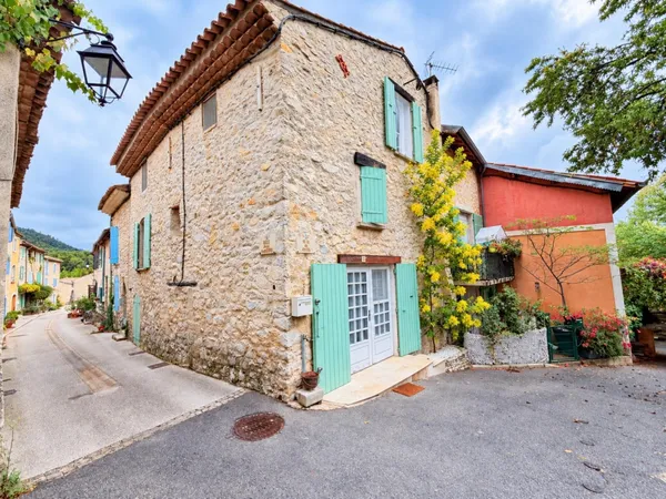 Une maison de village en pierre, un jardin à part... et toute l'âme du Luberon