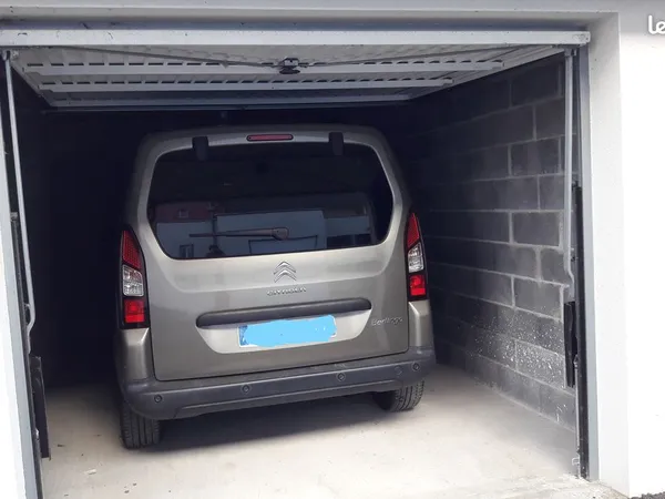 GARAGE 16 M2 Fermé LONS 64