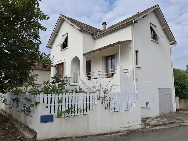 En centre ville, maison avec garage et jardin