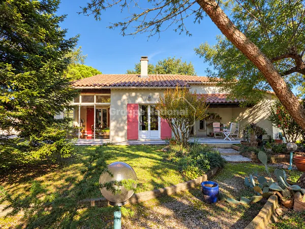Propriété de charme - Piscine, dépendance et près d'un hectare de terrain agricole