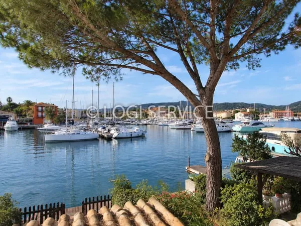 EXCLUSIVITE -MAISON DE PECHEUR PORT GRIMAUD AMARRAGE DE 16M PROCHE PLAGE