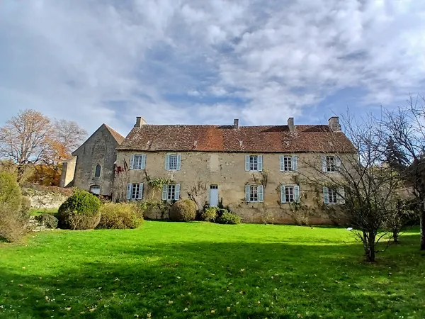 Vends propriété - 250 m² - 8 pièces, 5 chambres - La Châtre 36400