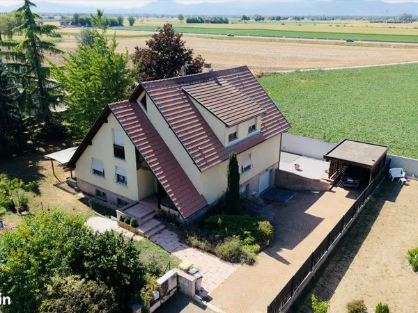 Véritable esprit maison pour cet appartement 94 m2 avec jardin privatif de 500 m2 et grand sous-sol
