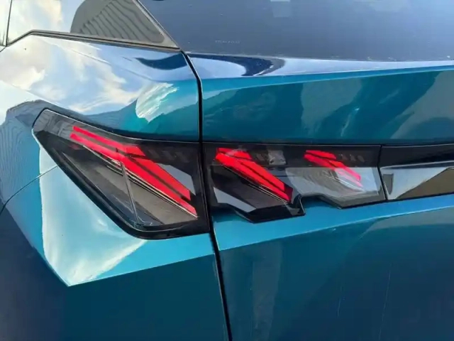 Peugeot 3008 hybrid 145 e-dcs6 — photo 17