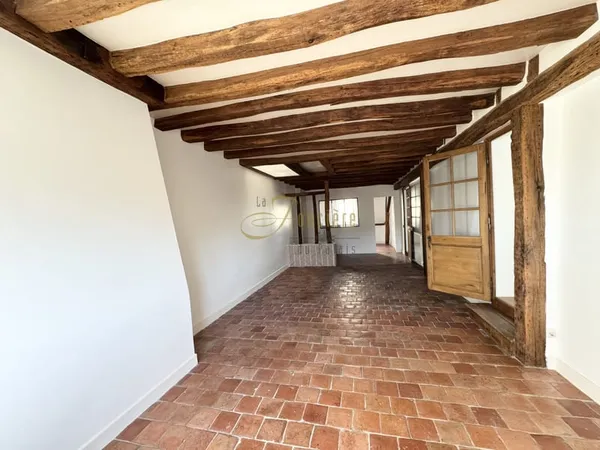 Appartement rénové situé au 2ème étage au sein d'un bel imme
