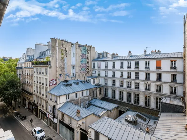 RUE MESLAY - 4E ET. ASC. - 134 M2 - CHARME & LUMIERE