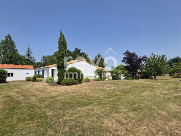 Propriété de charme avec piscine chauffée sur parcelle de + de 8000m²