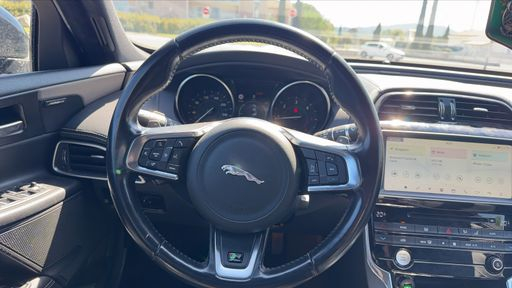 Jaguar XE 2.0 D - 180 CH AWD BVA8 - R-Sport – 2017 – 106953 km – Diesel – Boîte Automatique — photo 65