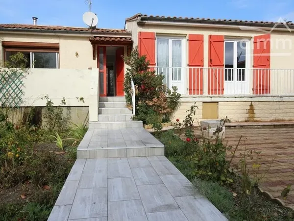 Maison de plain-pied avec jardin, garage et vue sur les montagnes