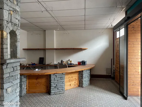 Local de 100 m² avec en partie potentiel de transformation en appartement Local 100M2