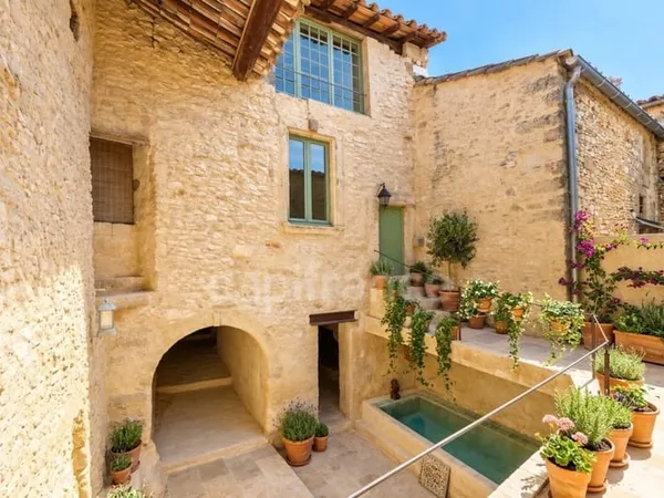 Maison de village de caractère avec cour intimiste et bassin, Uzès 3km