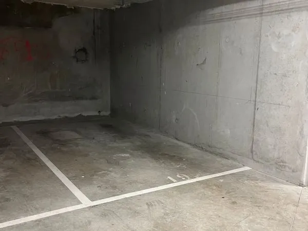 Grande place de parking sécurisée neuve + ascenseur + monte-charge