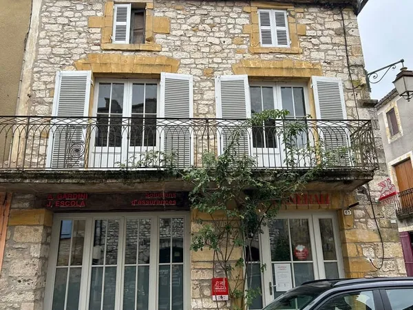 IMMEUBLE AVEC REVENU LOCATIF DANS VILLAGE MEDIEVAL