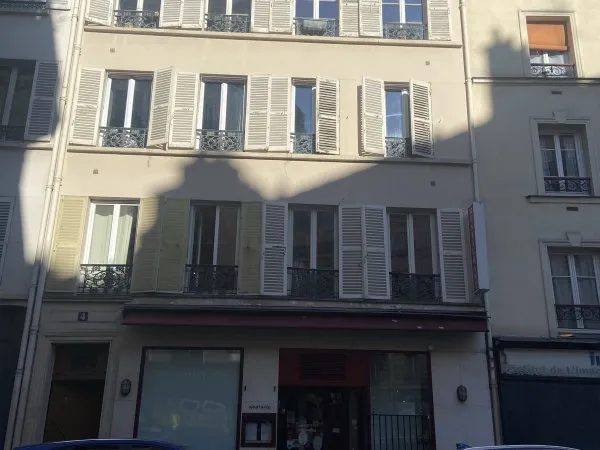 Vends atelier /appartement . Une grande pièce de 27 m2